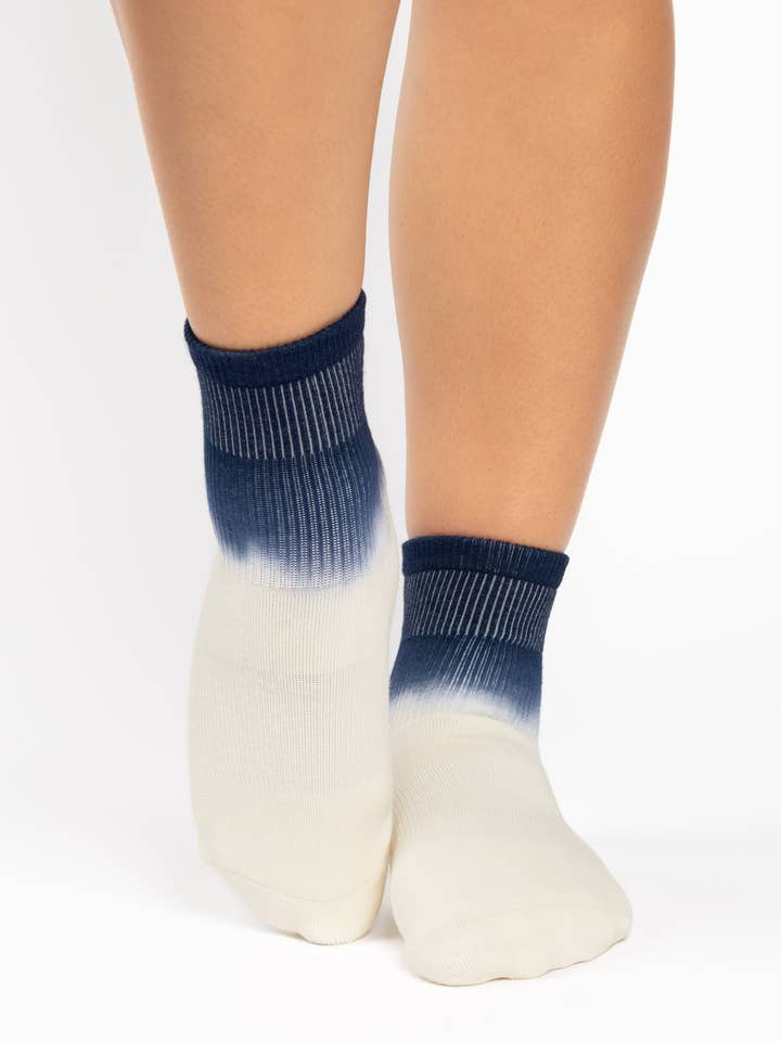 Calcetines Cameron para mujer con agarre en el tobillo – Mezcla de algodón antideslizante para pilates y barre para venta al por mayor de Pointe Studio