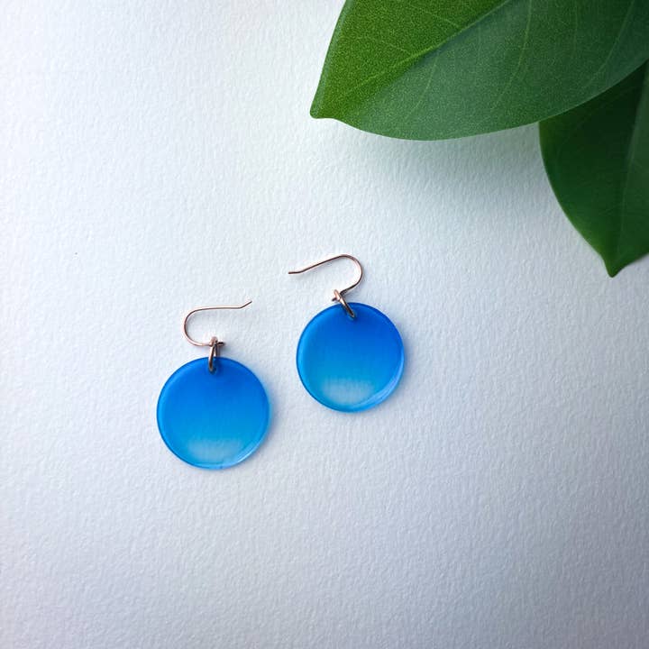 Ombre-Saphir-Ohrringe mit blauem Kreis — handgefertigt für den Großhandel von BOMPOM Studio Resin Jewelry