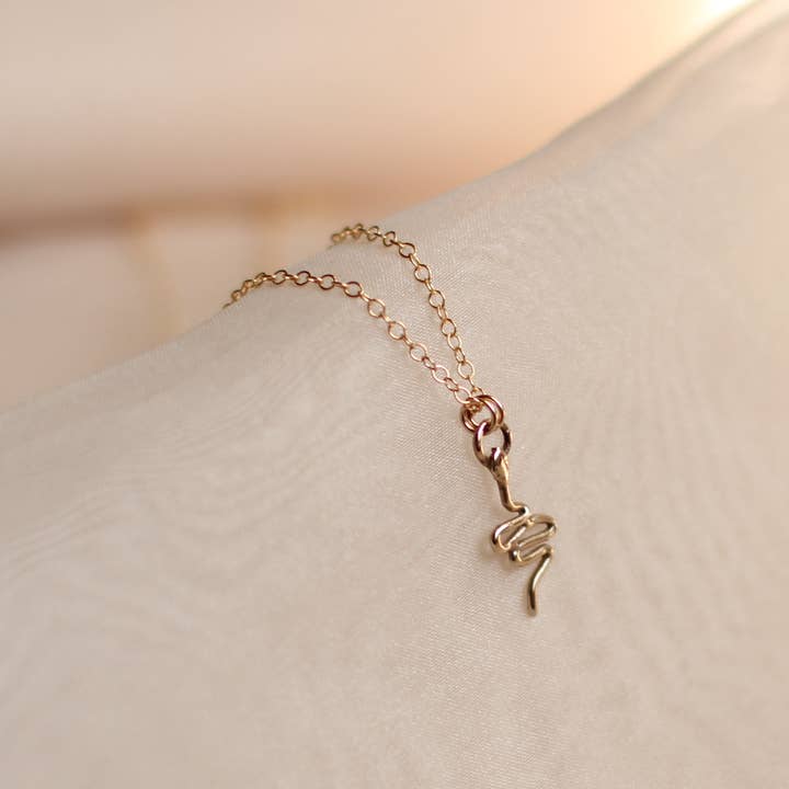 Mini Slither hänge, guldfyllning och brons, ormhänge för wholesale av Cire’ Alexandria