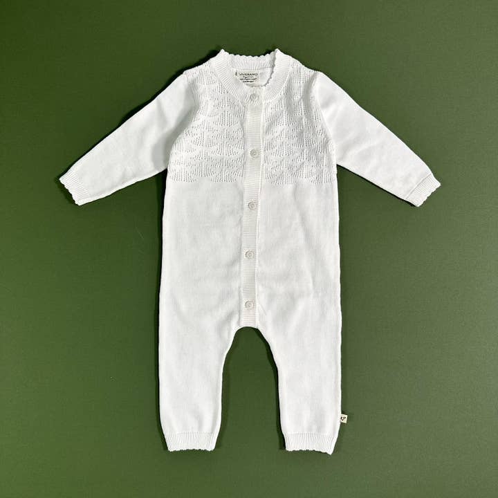Dove White Delicate Pointelle Baby Jumpsuit (Økologisk) for engroshandel hos Viverano Organics