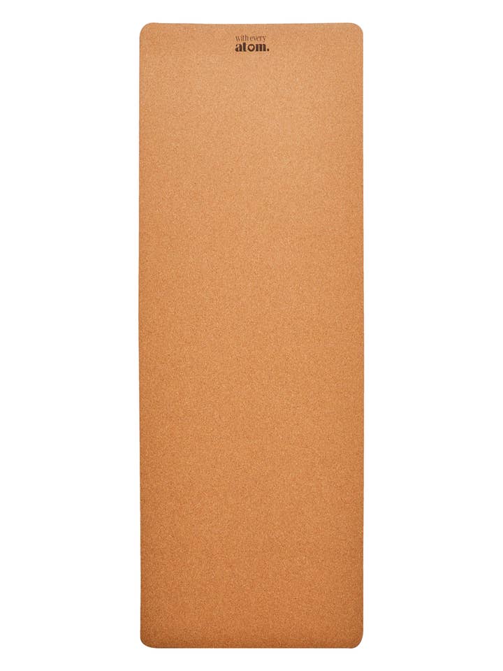 Notre tapis de yoga en liège signature. pour la vente par WITH EVERY ATOM (US)