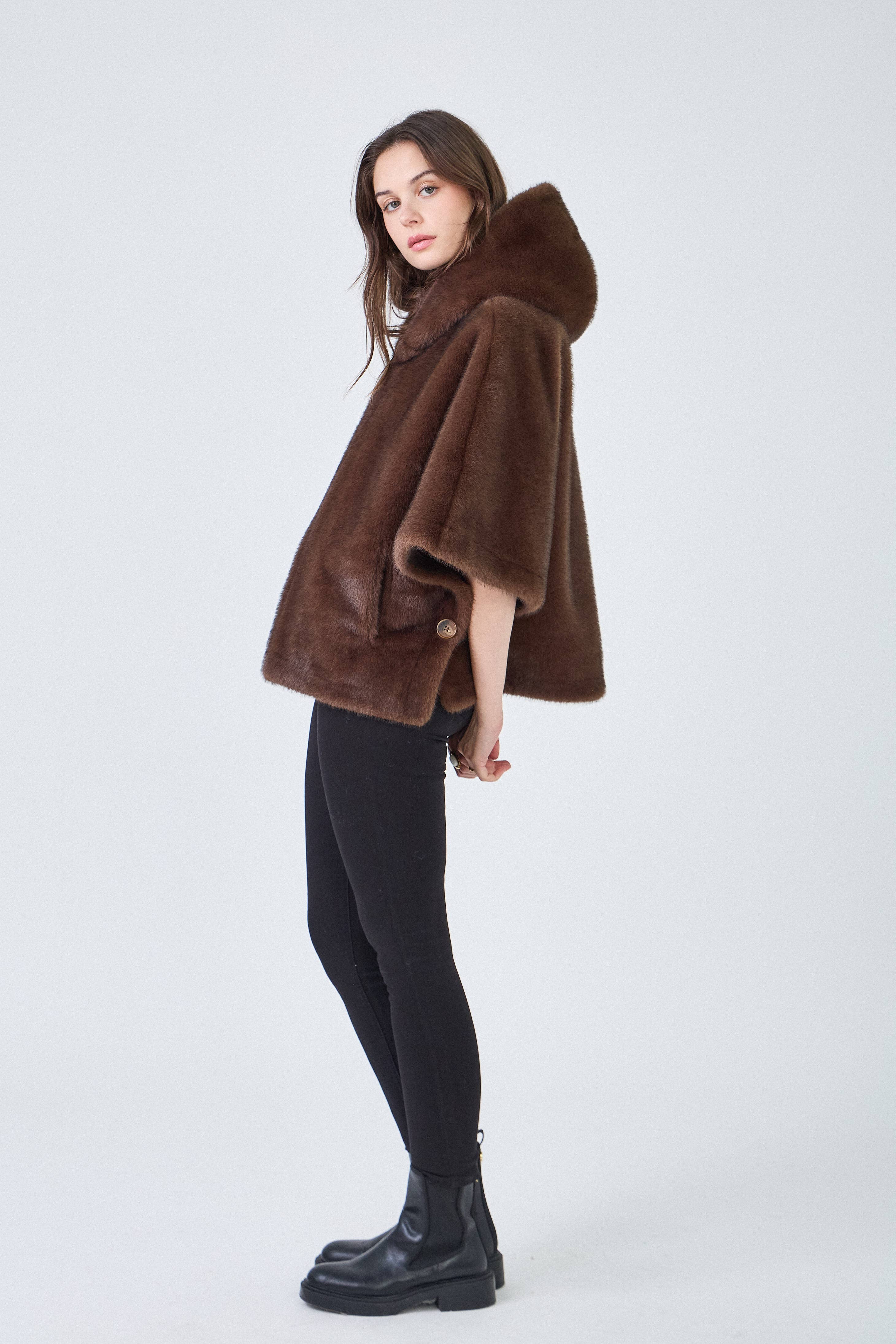 Giovanni Paris - Vendita all'ingrosso Pelliccia/Pelliccia sintetica - Donna - Mantella Alizée con cappuccio in ecopelliccia2