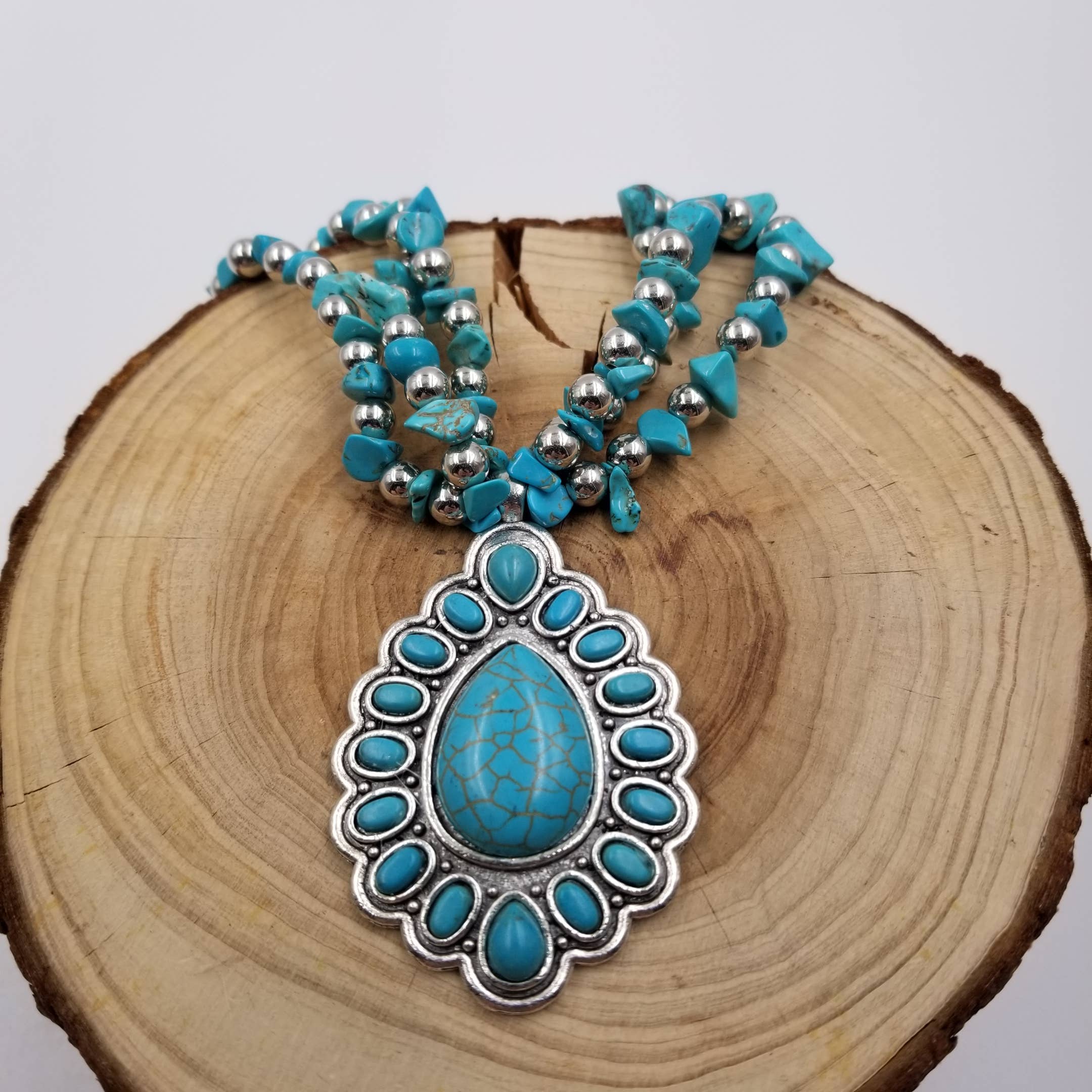 CHAKRA JEWELRY - Venta al por mayor Collares con colgantes/abalorios - Collar Bohemio Medieval Multicapa con Turquesas1