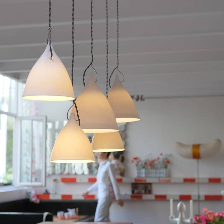 GRANDE CORNETA EN SUSPENSIÓN, porcelana brillante o mate para venta al por mayor de Tsé & Tsé