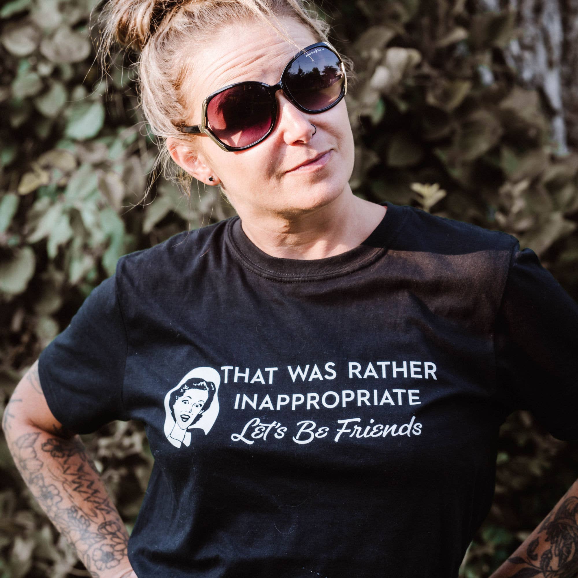 Suzy Swede - Vendita all'ingrosso Maglietta serigrafata - Unisex - Era piuttosto inappropriato Let's Be Friends unisex | Divertente0