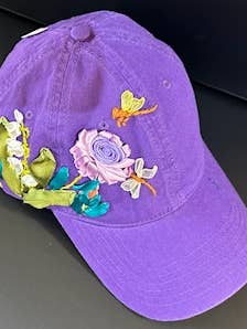 CHAPEAU VIOLET PLUS HEUREUX pour la vente par HAPPIER VMINGACE