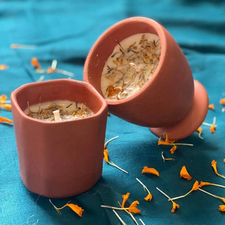 Vela de cera de soja en tarro de terracota - Oud & Amber para venta al por mayor de Pravaah
