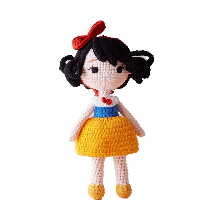 Blanche-Neige - poupée crochetée à la main pour la vente par Giramisu Canada