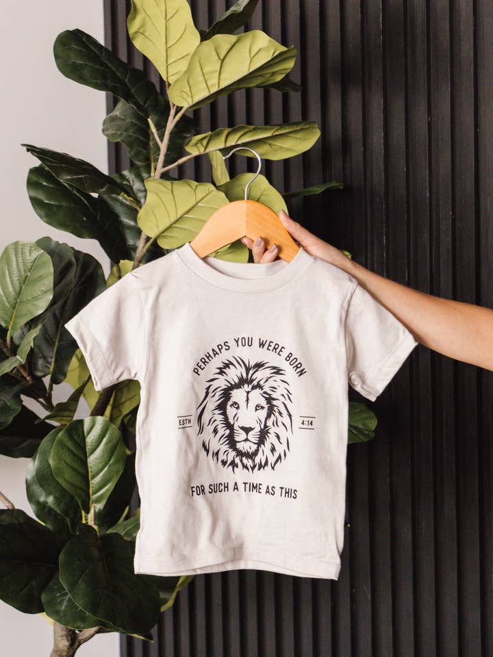 The Anastasia Co – Großhandel T-Shirt mit Siebdruck – Kinder – Esther Lion Graphic Kinder-T-Shirt - Kinder & Jugendliche - Stone1