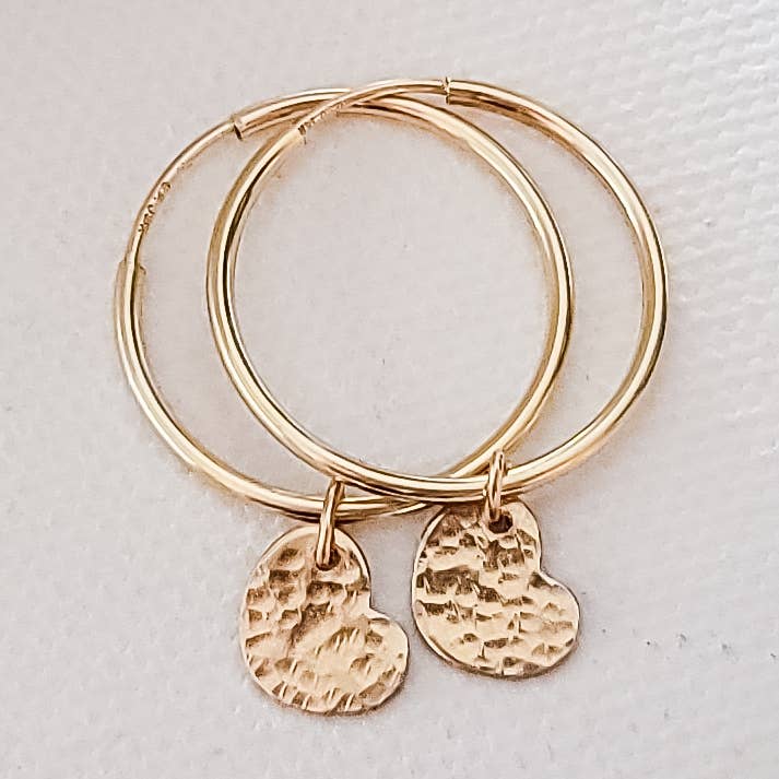 Argolas pendentes de coração martelado minúsculo por atacado de GiGisPetals