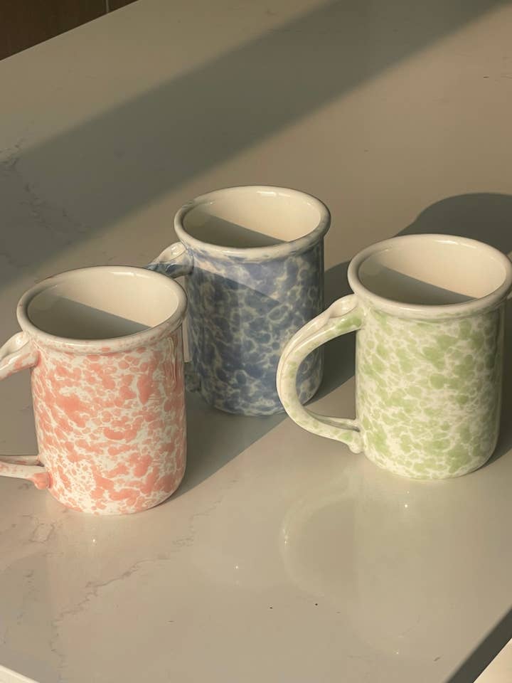 Handgefertigte Keramiktasse in Grün, Blau und Rosa mit Marmorspritzer für den Großhandel von Plate pillows