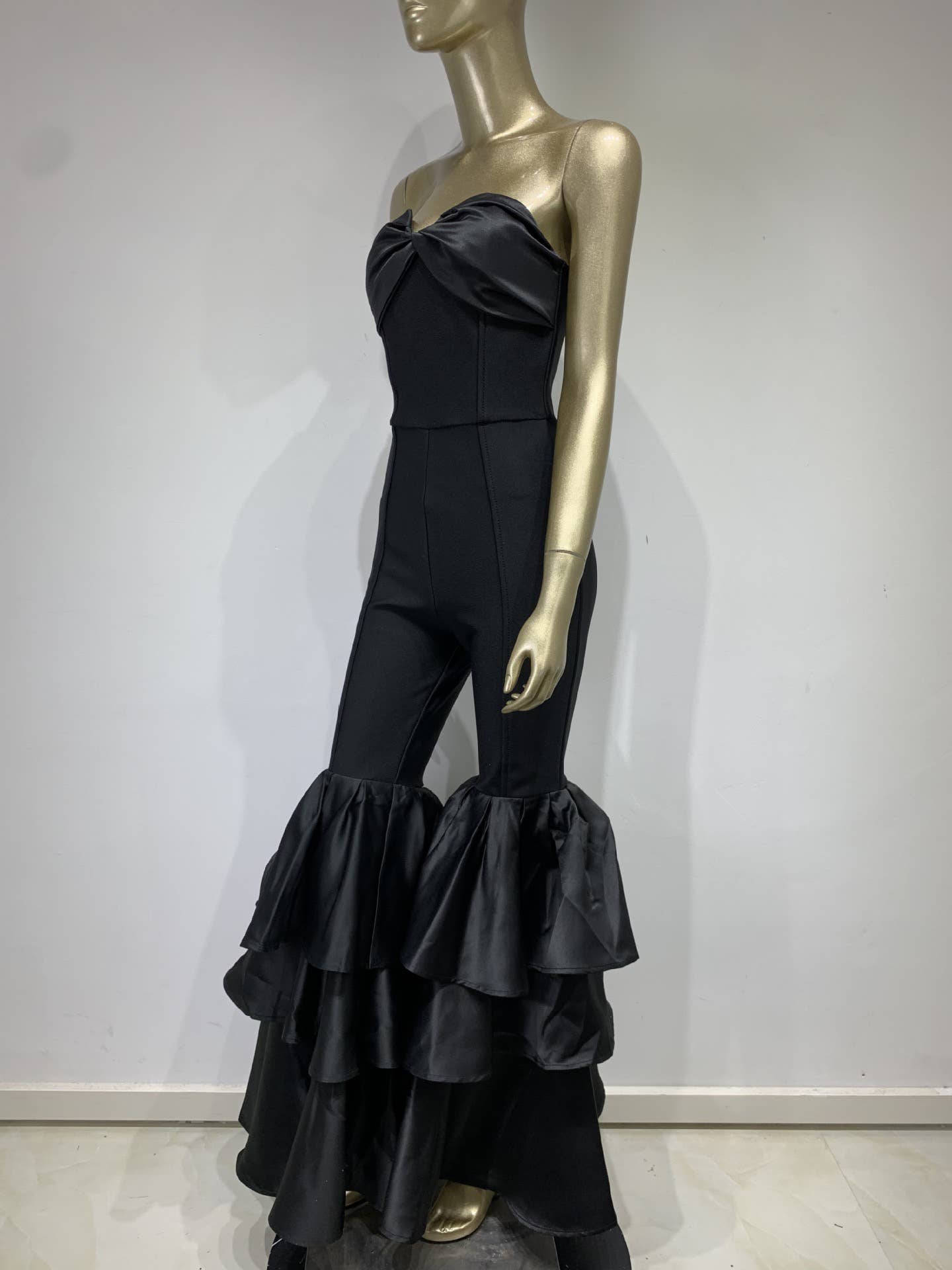 Svart JP003 Elegant Svart Ruffle-Trim Jumpsuit för wholesale på Faire6