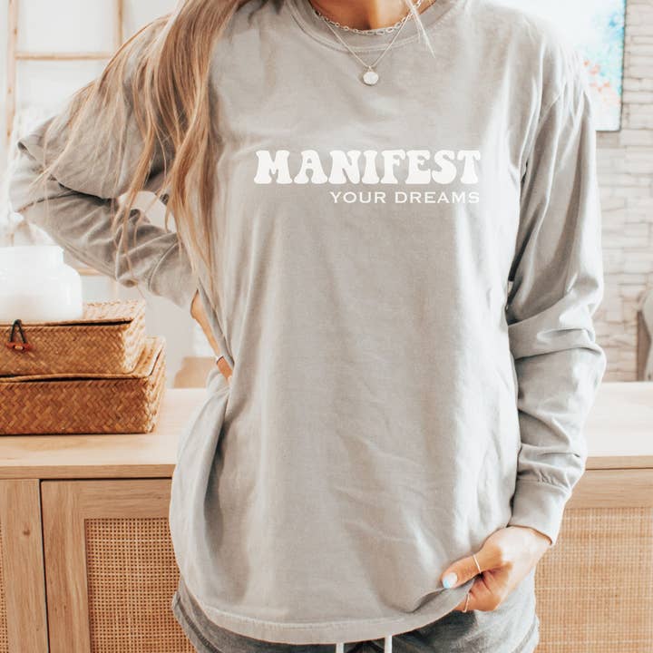 Manifestest Manga Comprida Luxe Tee por atacado de Darling Designz