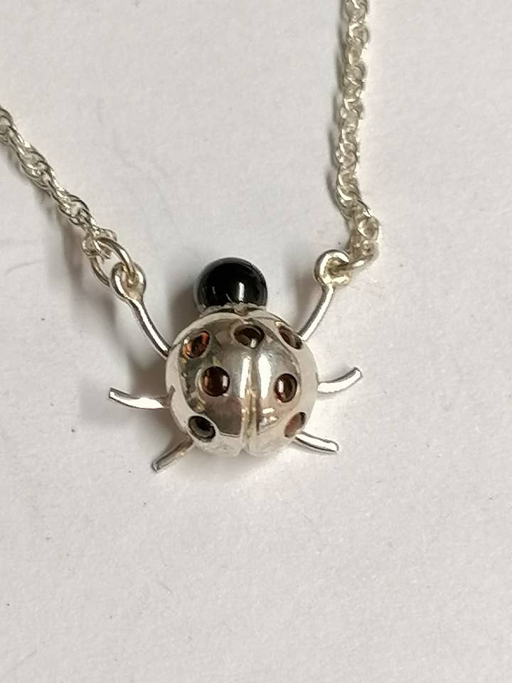 Nyckelpiga, nyckelpiga hänge gjord av Silver för wholesale av Andrew O'Dell Jewellery