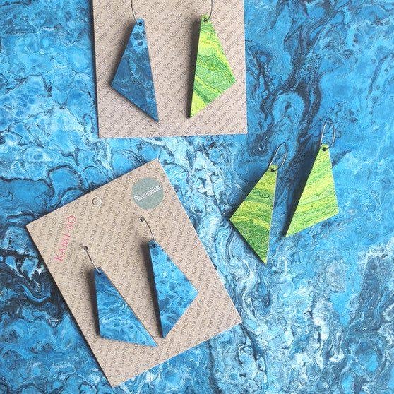 Boucles d'oreilles triangulaires réversibles en papier recyclé - pour la vente par Kami-so