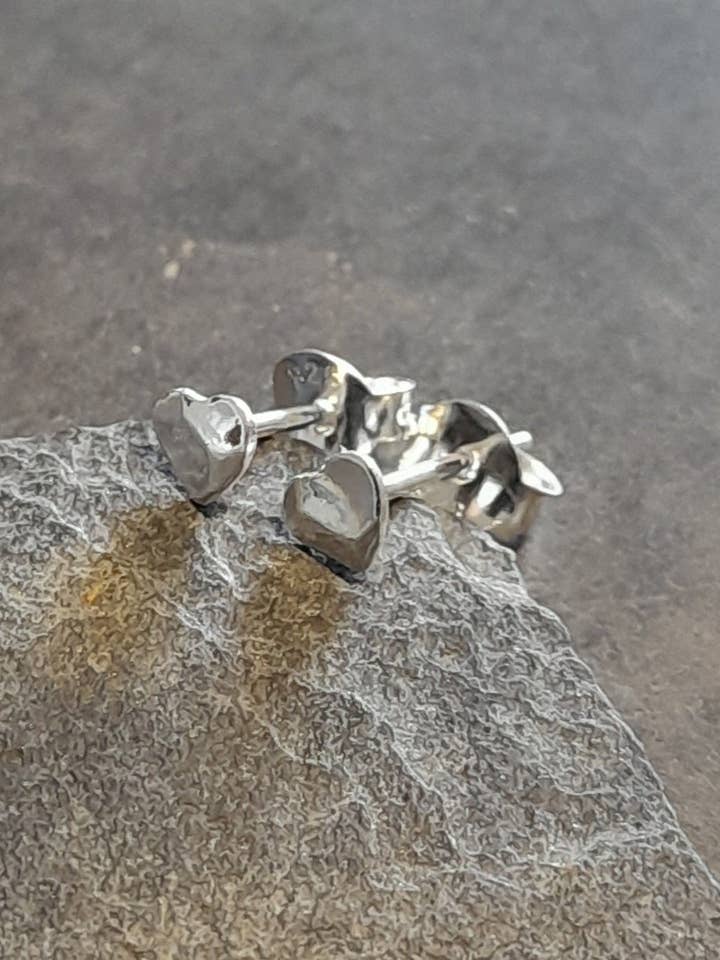 SS685B - HAMMERED 4MM HEART STUD for wholesale by Bluelily925silver