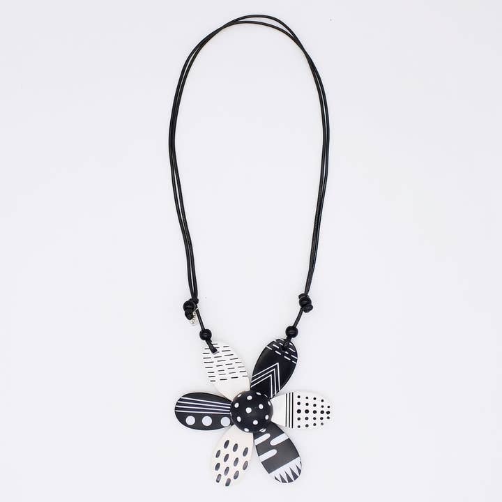 Collier Pendentif Fleur de Jardin Noir et Blanc pour la vente par Sylca Designs