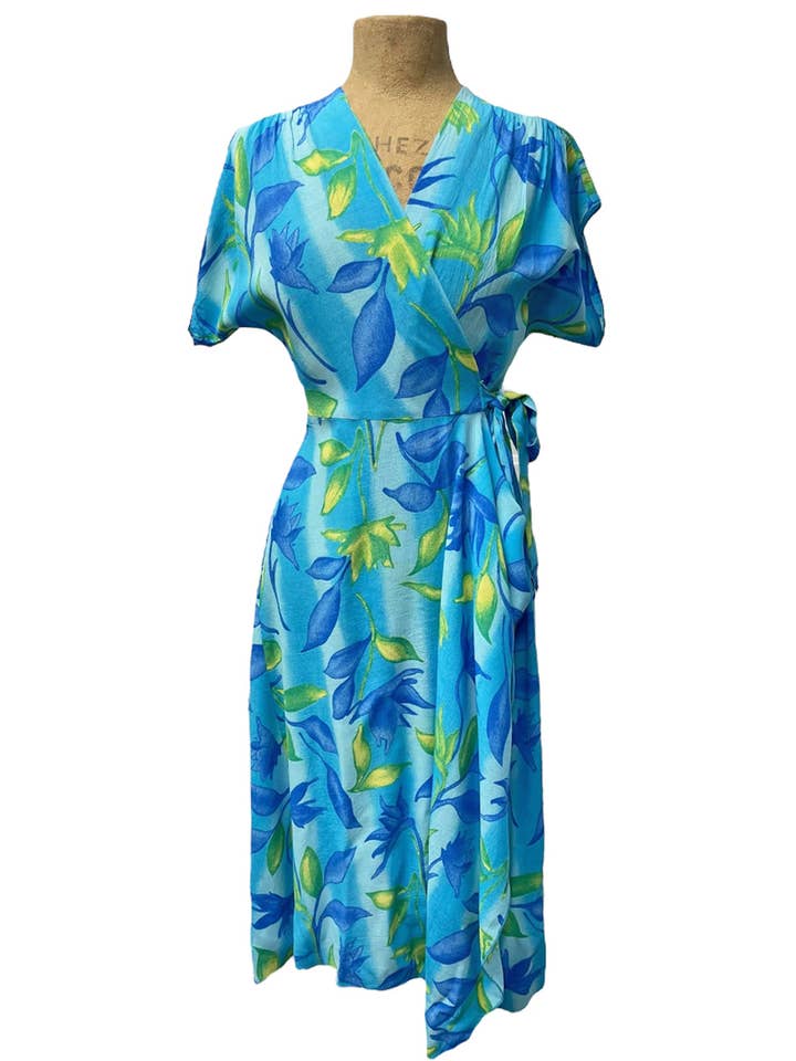 REA - Blå Lagunen 1940-talsstil Cascade Omlottklänning för wholesale av Loco Lindo