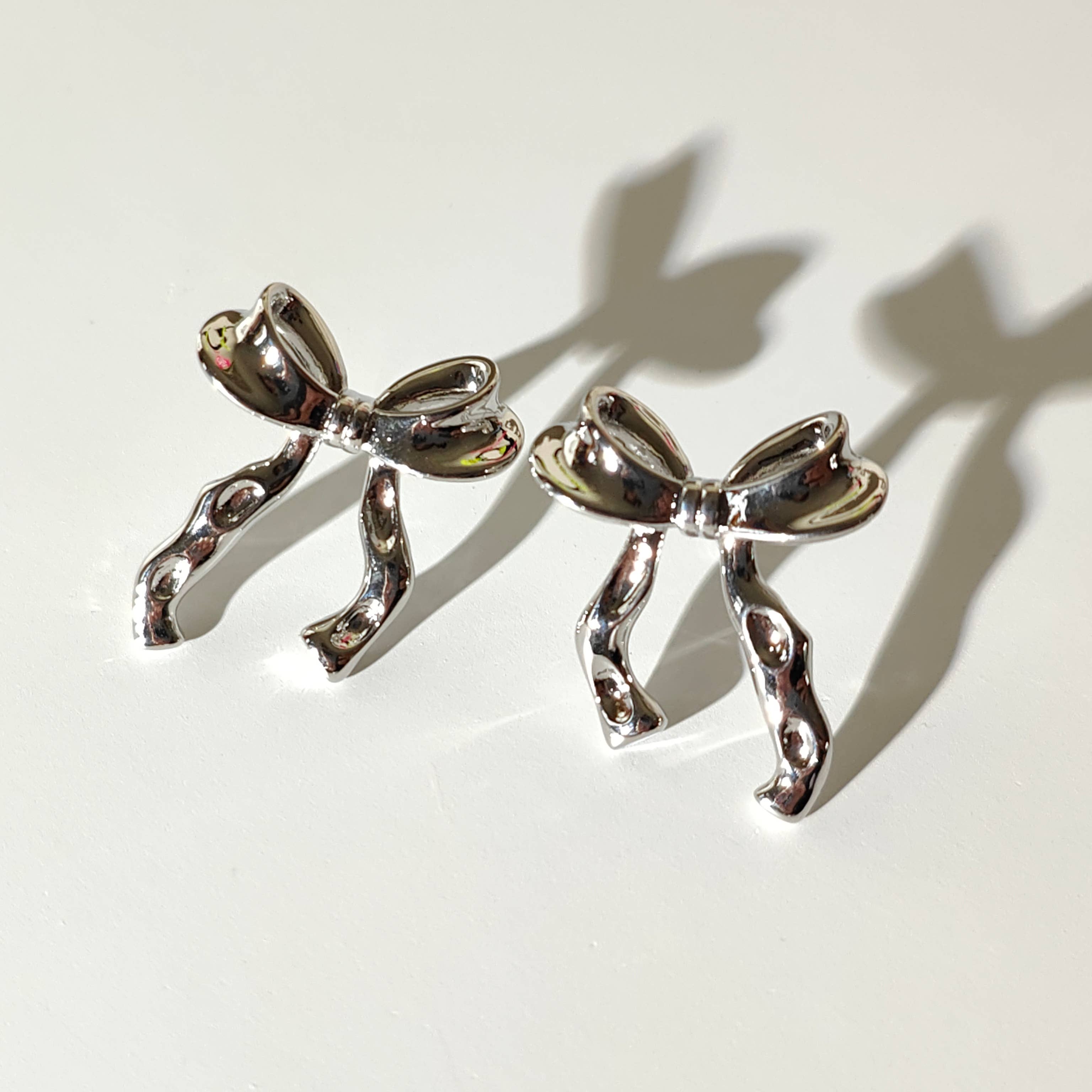 Vachana – wholesale Stud/post earrings – Vintage Ribbon Bow Earrings (Gold/Silver)3