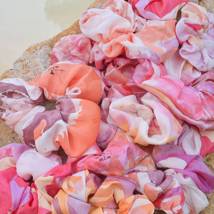 Arabian Flow Scrunchies voor wholesale door Nicole Tonetto
