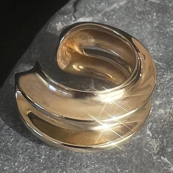 Anello da polso Volcan per la vendita all'ingrosso da parte di Metalepsis Projects