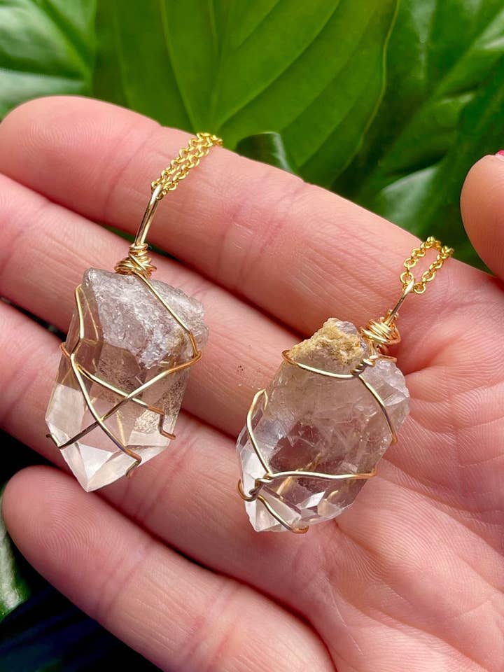 Collana con Punto di Cristallo di Quarzo Trasparente, Punto Avvolto in Filo d'Oro per la vendita all'ingrosso da parte di Tumbledshop