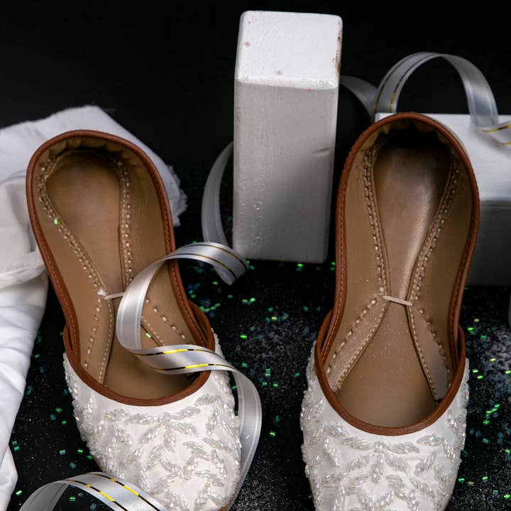 Blanc Chaussures plates de mariage en satin blanc à perles ornées de perles. en vente sur Faire1