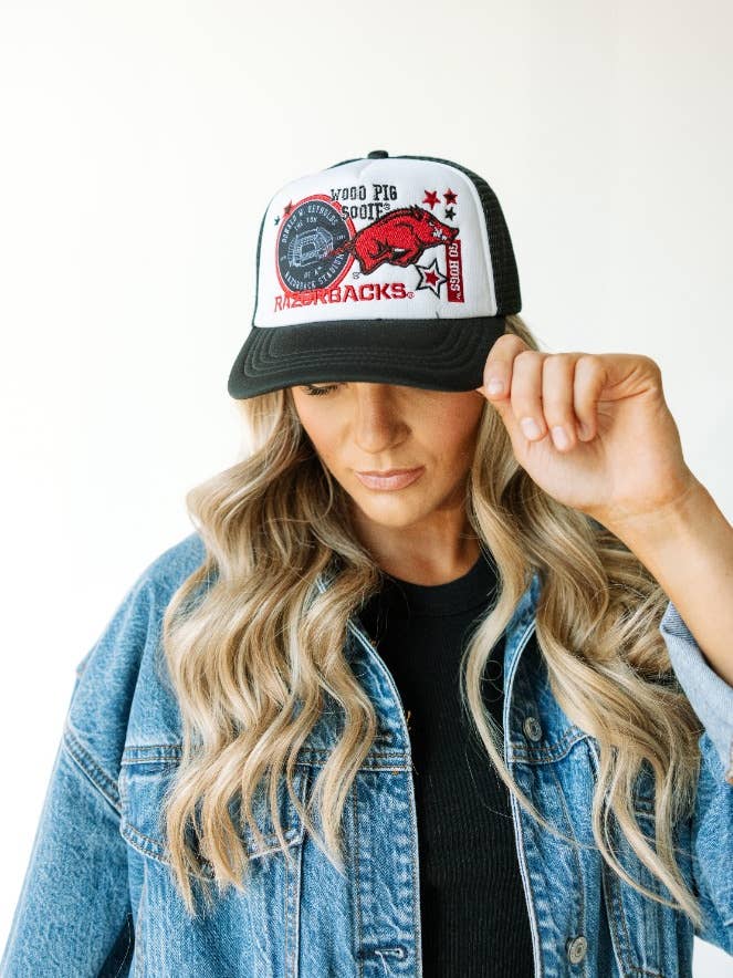 Casquette Trucker en Mousse avec Écusson Arkansas Layer pour la vente par Gameday Social Apparel Co.®