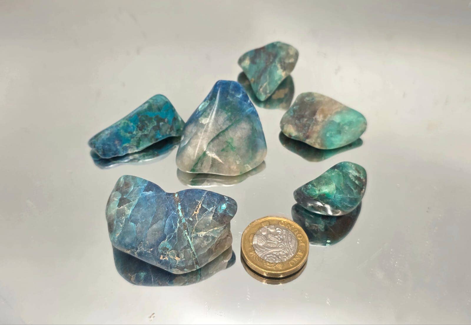 Distinction Crystals - Venta al por mayor Piedras/cristales espirituales - Cristales de Shattuckita en Cuarzo Pequeños Cantos Rodados Lote de 100g3