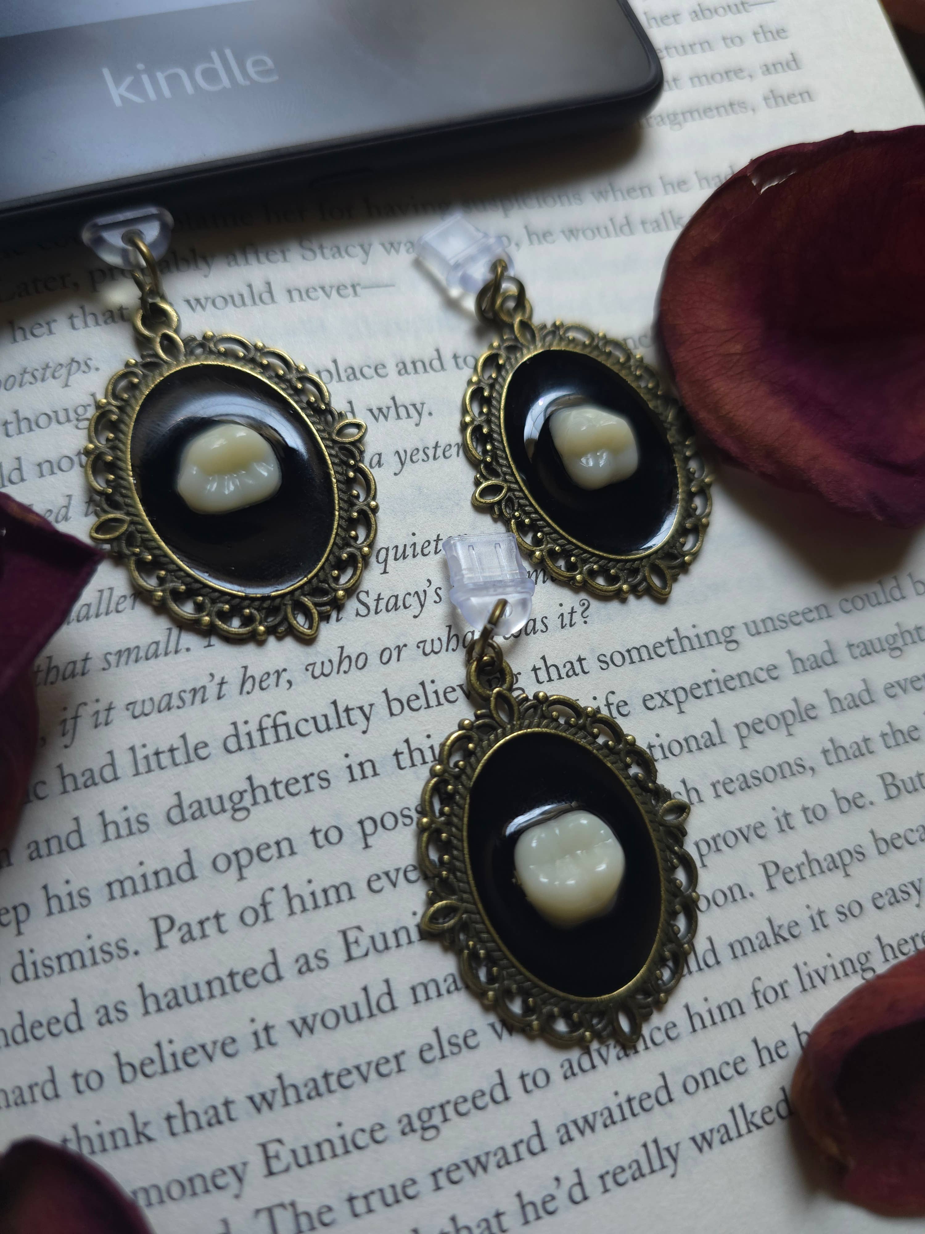 Bookish Heaux - Wholesale Individual charm/pendant - Gothic Tooth Dust Plug Charm USB Type C for Phone Kindle