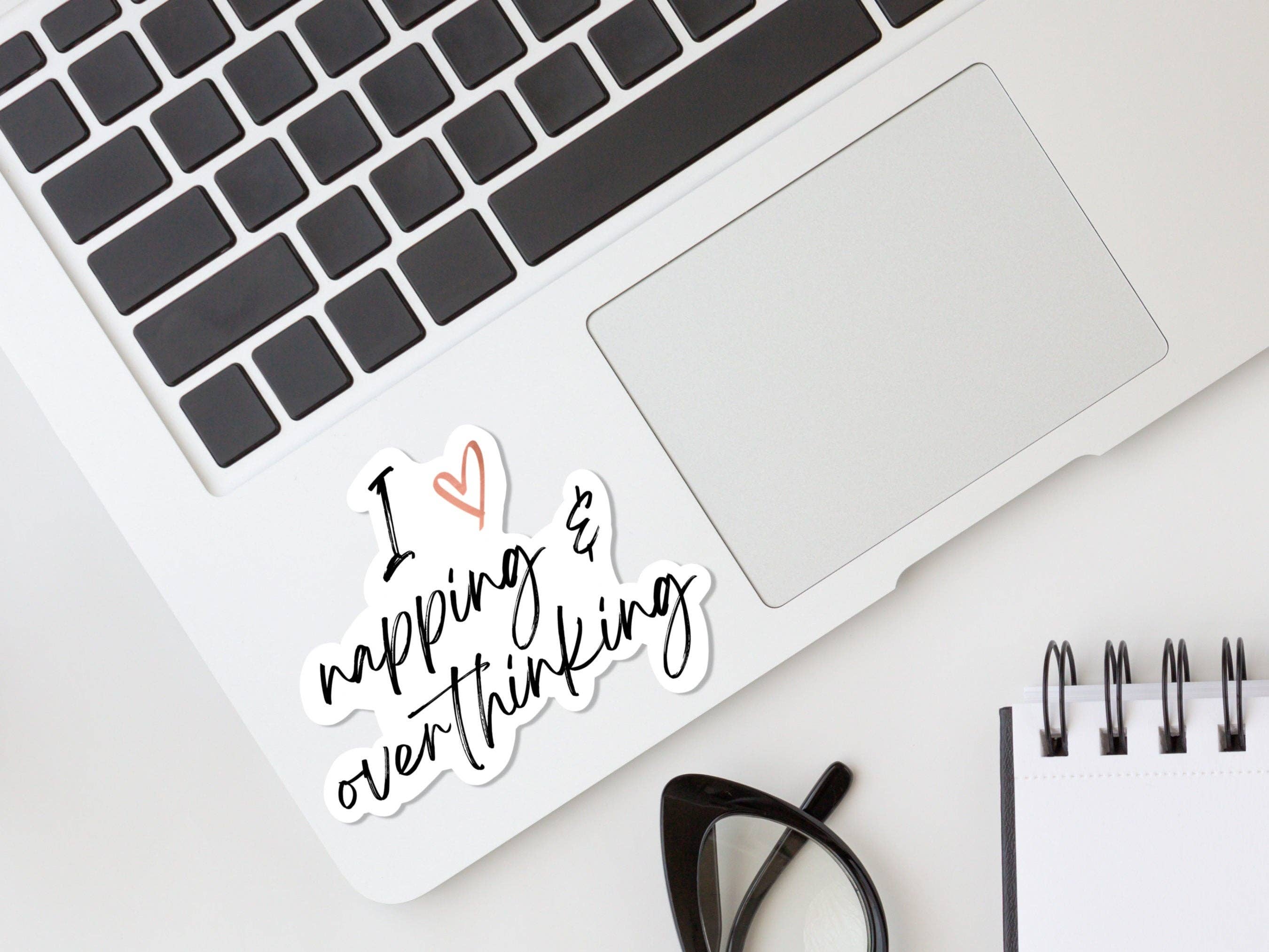 The Colorful Place – wholesale Klistermärke – Tupplur & övertänkande klistermärke | Sad Millennial Gifts | Roliga bärbara dekaler | Estetisk klister2