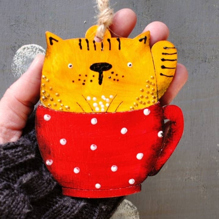Rote Katzenanhänger in Tasse – Dekoration für Zuhause und mehr für den Großhandel von HandyHappy