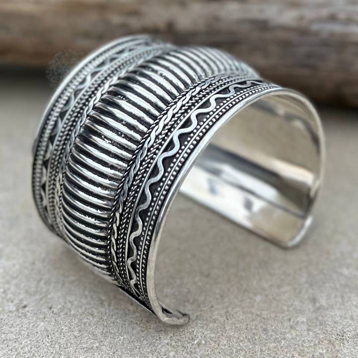 Bracciale a polsino artigianale in ottone argentato con design vintage boho etnico per la vendita all'ingrosso da parte di Lungta Imports