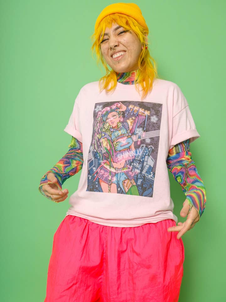 Série d'artistes Popkiller Shinnosuke Uchida T-shirt classique Neon Cyberfunk Ravegirl pour la vente par Popkiller