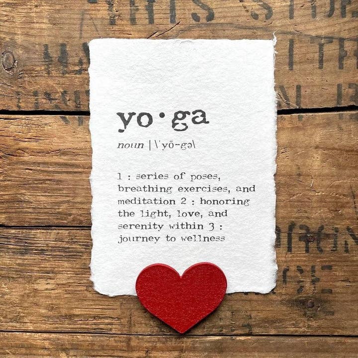 stampa della definizione yoga a macchina da scrivere su carta fatta a mano per la vendita all'ingrosso da parte di Alison Rose Vintage