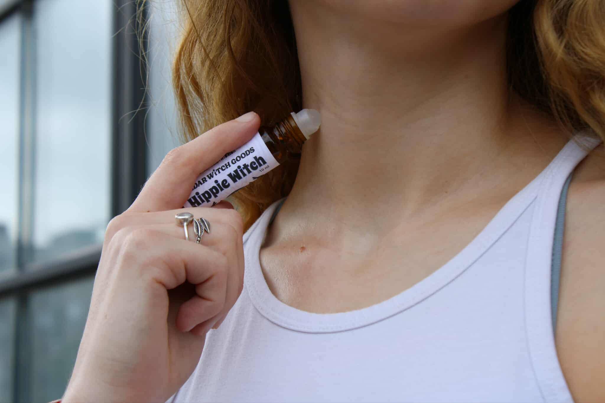 Cedar Witch Goods - Venta al por mayor Fragancias de bola - Aceite de perfume Hippie Witch con pachulí1