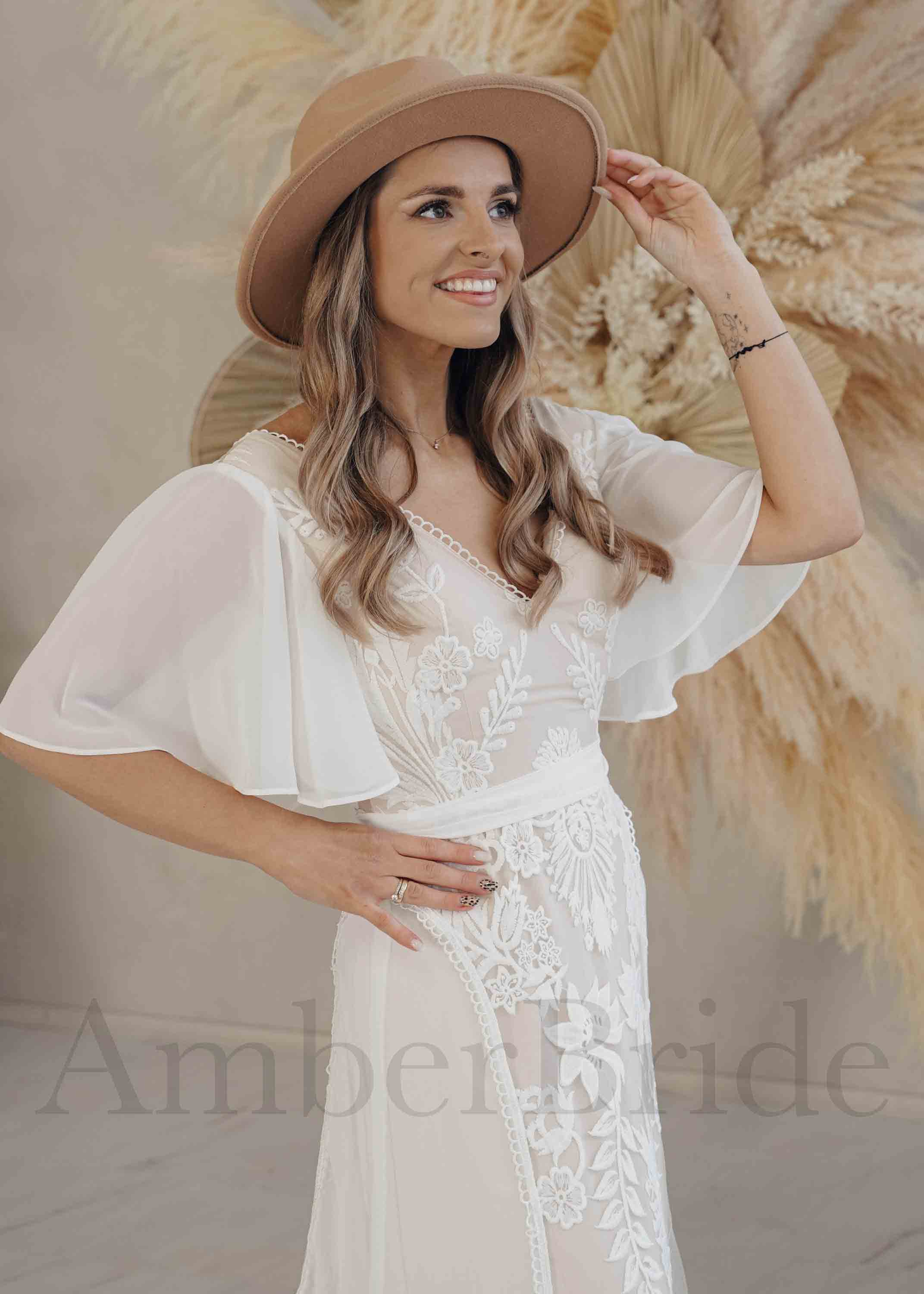 Amber Commerce Group, MB - Vente Robe de soirée – femme - Robe de mariée bohème en chiffon ligne A avec fleurs en dentelle, manches cape et design dos nu6