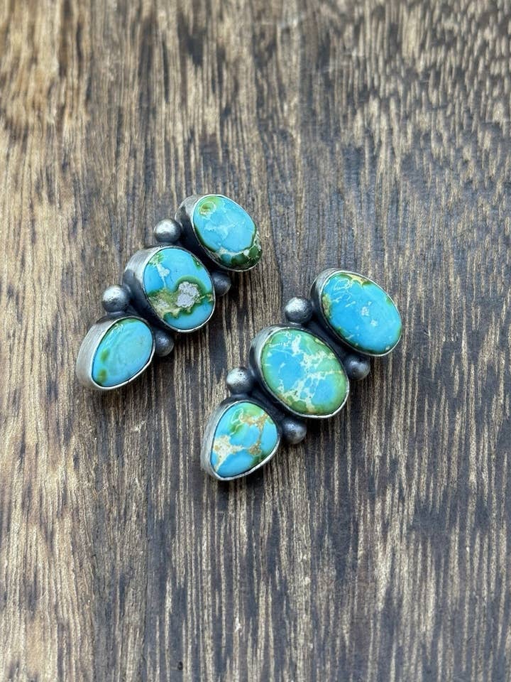 Navajo handgefertigte Ohrringe aus Sterlingsilber mit Sonoran Gold Türkis im Post-Cluster-Design für den Großhandel von Native City Jewelry