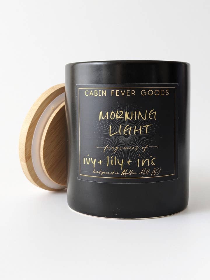 Vela en tarro Morning Light de 12 onzas, con diseño de hiedra y lirio para venta al por mayor de Cabin Fever Goods