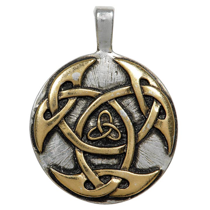 Bouclier de Lugh - Collier Pendentif Charme Magique d'Albion pour la vente par Eastgate Resource