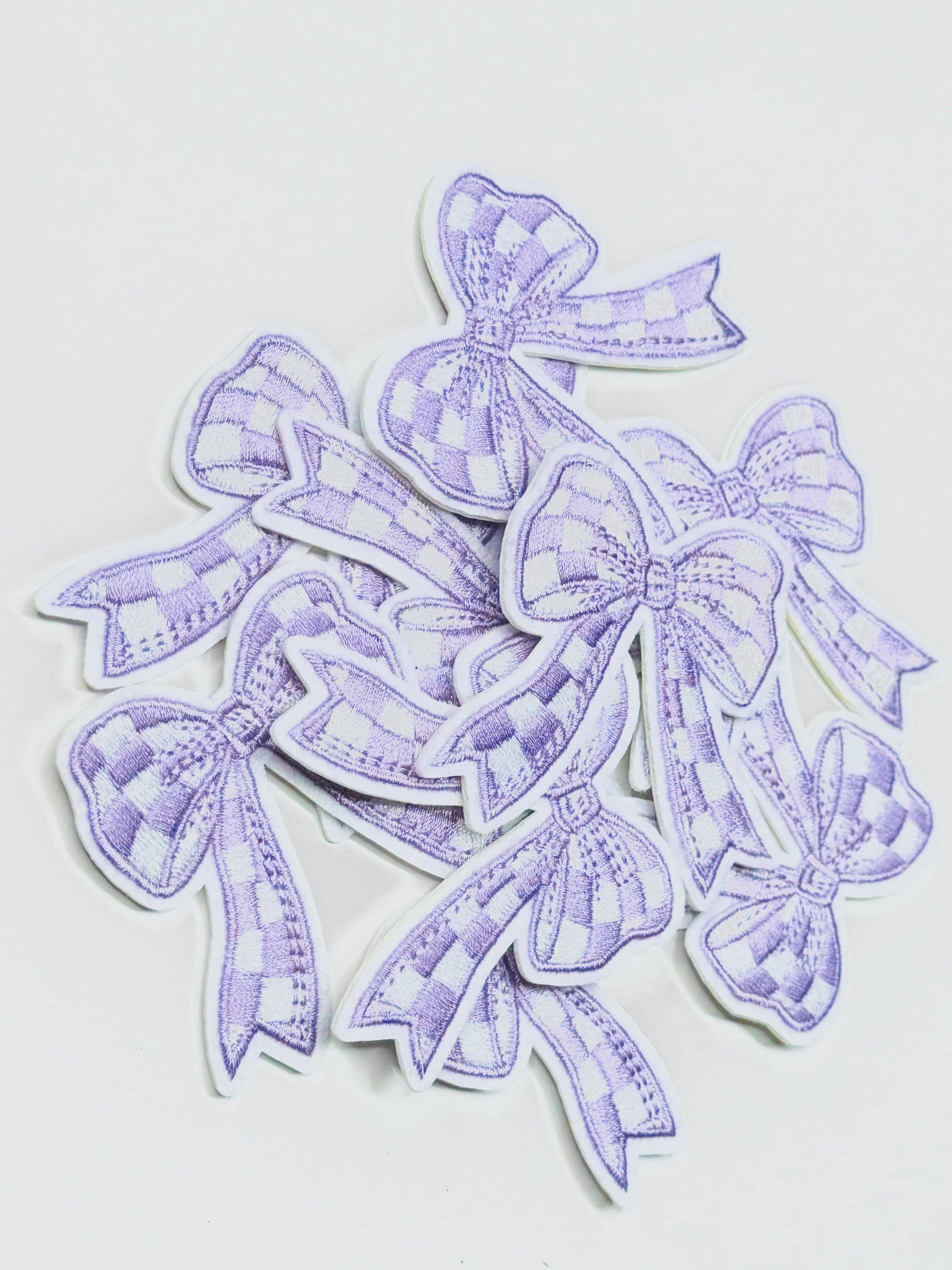 Magen Made Designs – wholesale Lapp – Lavendel och vit rutig coquette rosett broderad lapp1