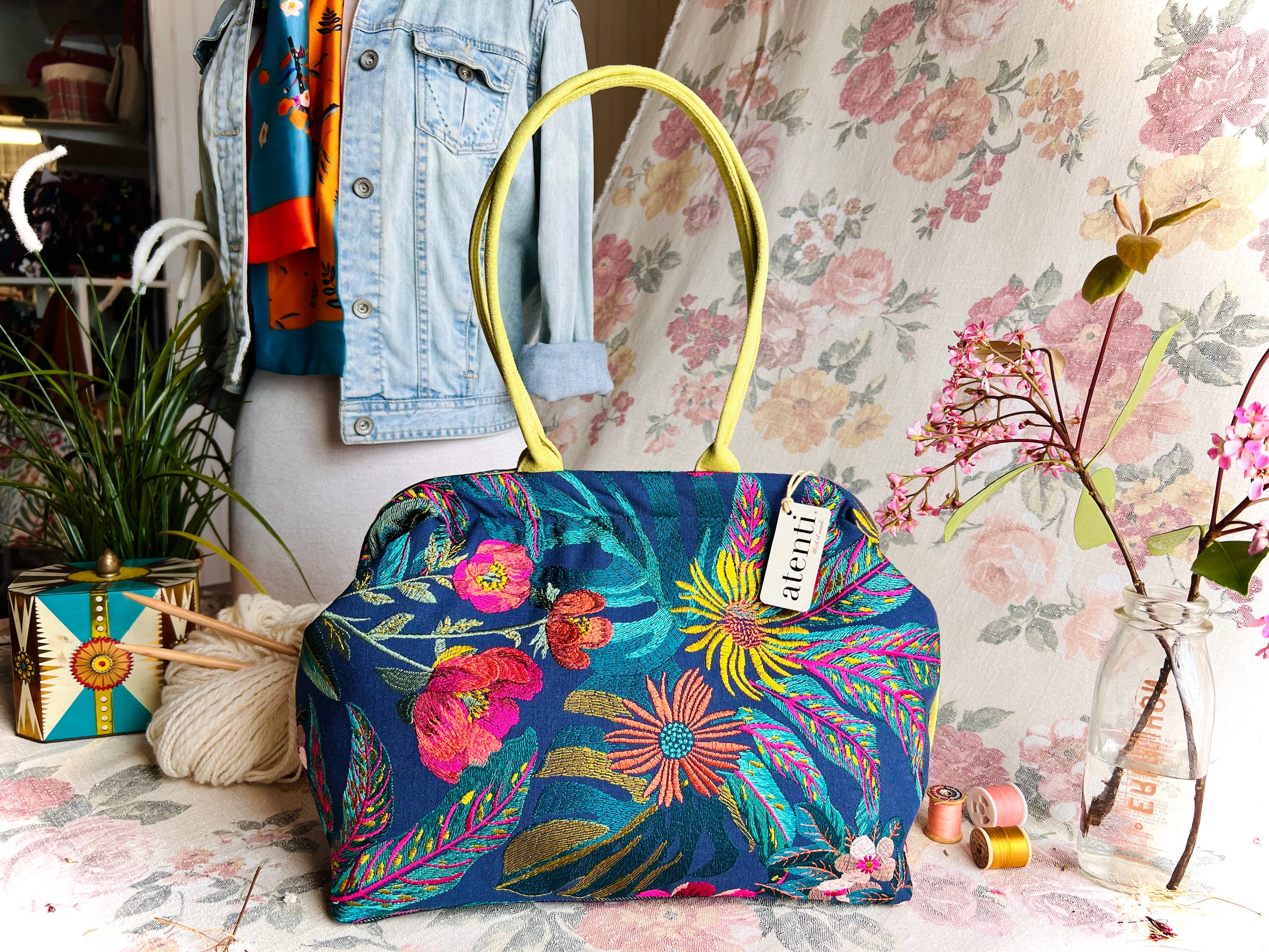 Atenti – Mala com alça superior – Mulher por atacado – Bolsa Doutora Moderna Flora Molly com Armação de Metal e Fecho de Pressão16