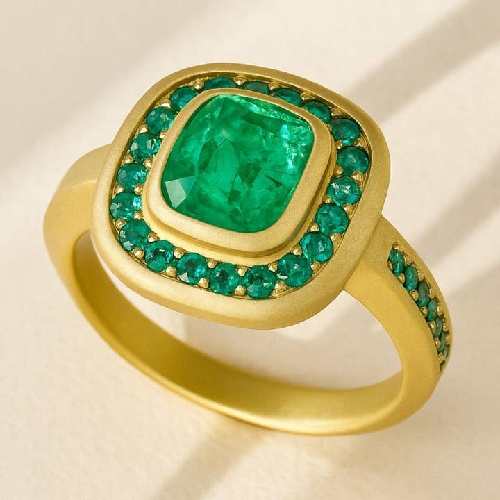 Aura: Formørkelsesringsæt i 14k guld med rosetslibede diamanthalo og konturbånd for engroshandel hos Lily flo jewellery