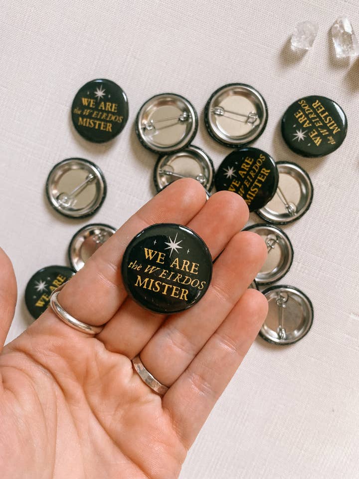 Pin de Botão: Estranhos, 1,25" por atacado de Lantern Print Co.