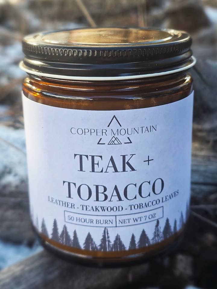 TEAK + TABACCO (PELLE, LEGNO DI TEAK, FOGLIE DI TABACCO) 8OZ, 16OZ per la vendita all'ingrosso da parte di Copper Mountain Candle Co.