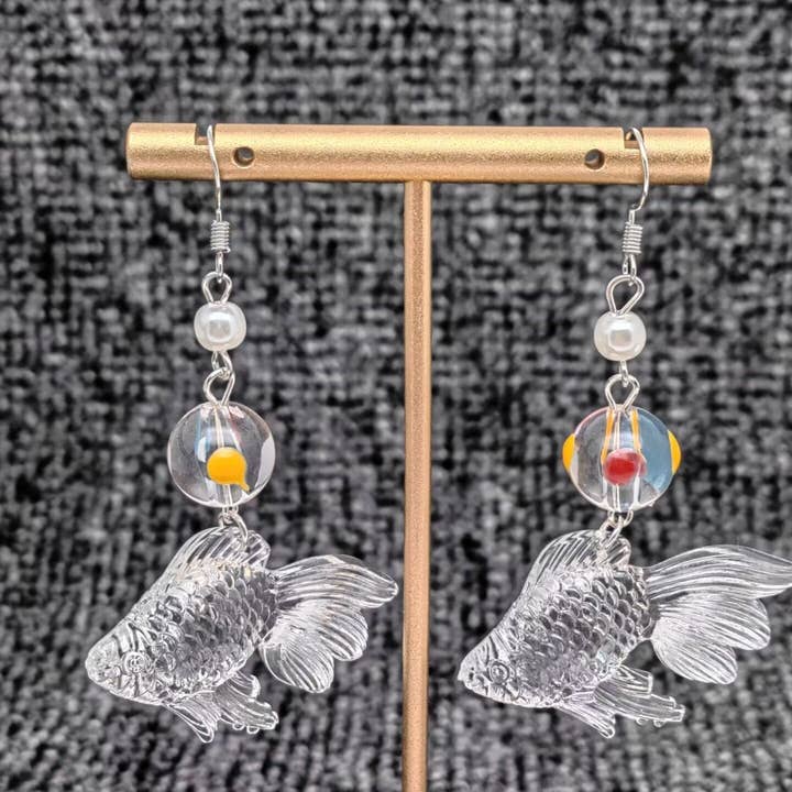 Mio Queena – Großhandel Ohrhänger – YK - Goldfisch-Ohrhänger aus transparentem Acryl2