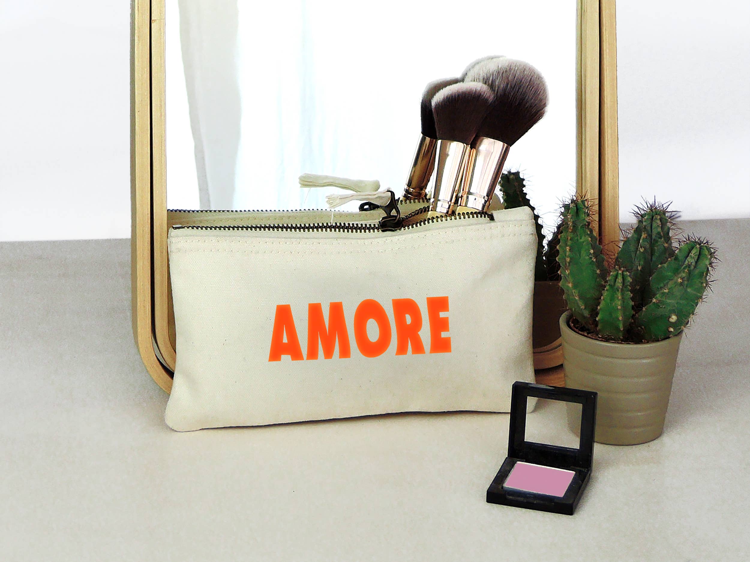 44spaces – Großhandel Schmink-/Kosmetiktasche – Kosmetiktasche AMORE - Schrift in vielen Farben7