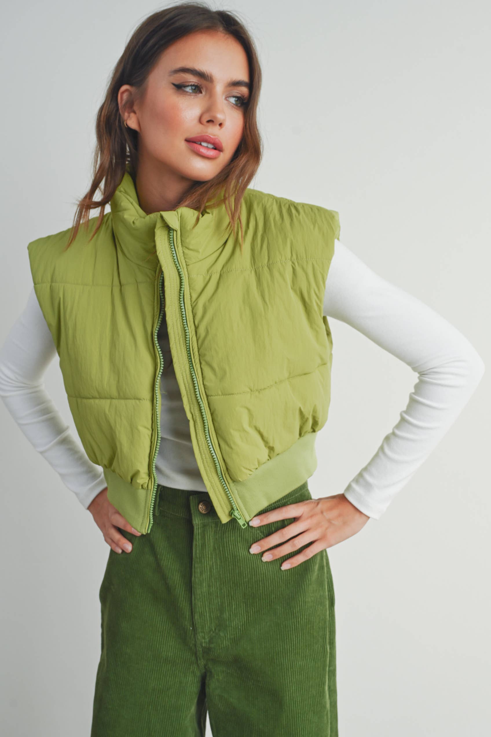 BUTTERMELON – Großhandel Oberbekleidungsweste – Damen – BUTTERMELON Steppweste zum Reißverschluss, cropped, für den Herbst7