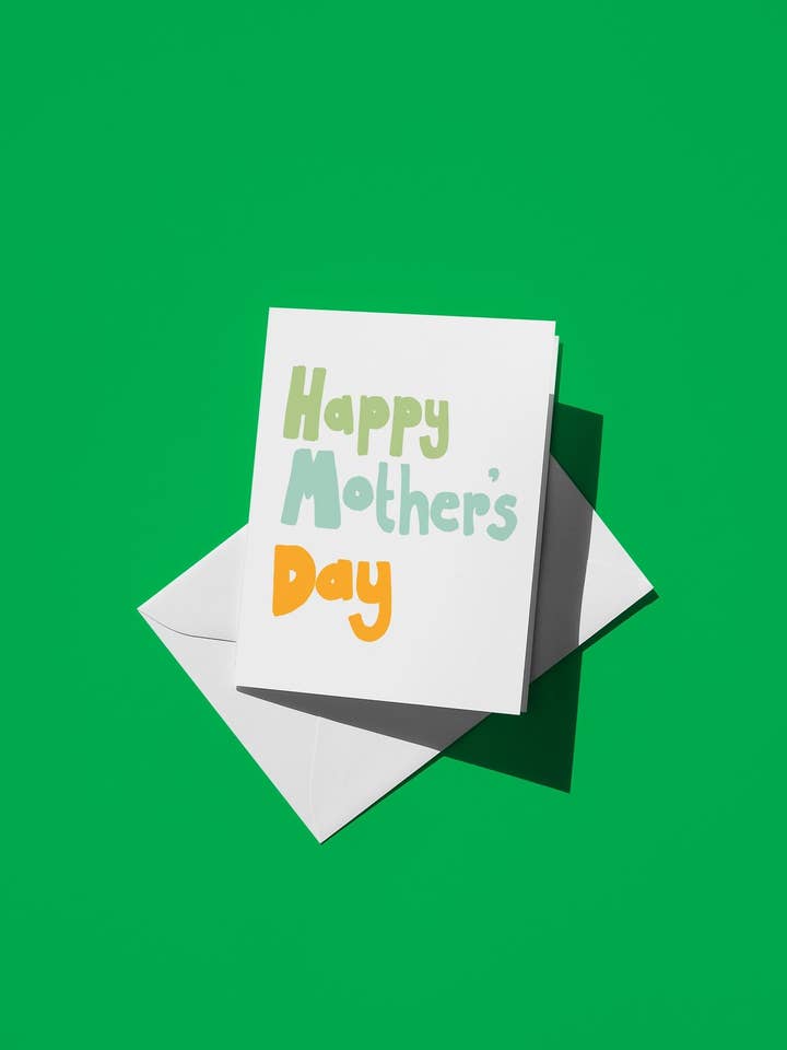 Semplice Biglietto per la Festa della Mamma in Caratteri Verde, Blu e Arancione – Design Carino e Colorato, Regalo Perfetto con Messaggio Sentito per la vendita all'ingrosso da parte di semiserious studio