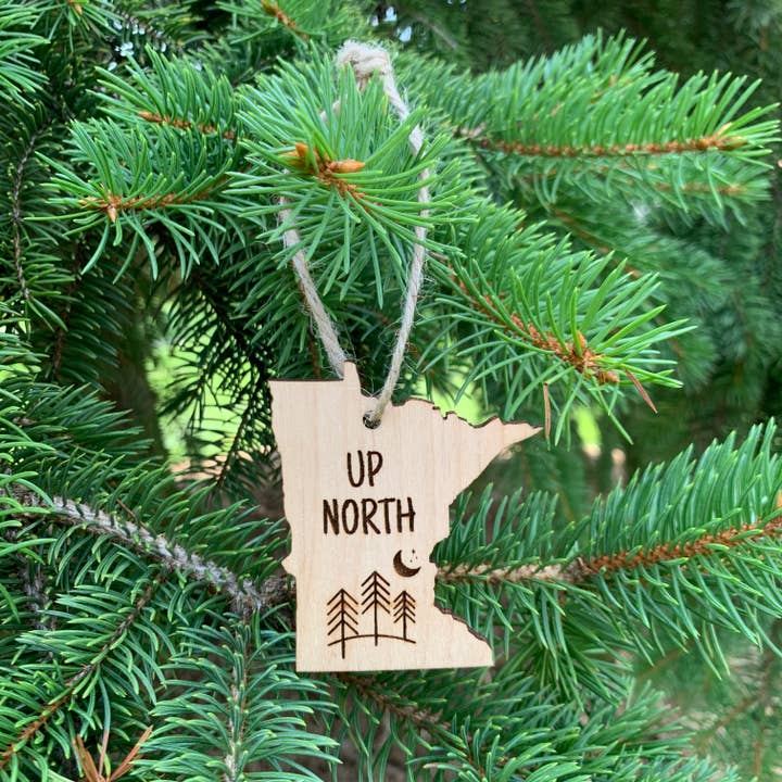 Decorazione in legno incisa a forma di Minnesota del Nord© per la vendita all'ingrosso da parte di Aurora North Home